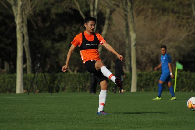 哈格里夫斯：琼斯的场上位置有点靠后